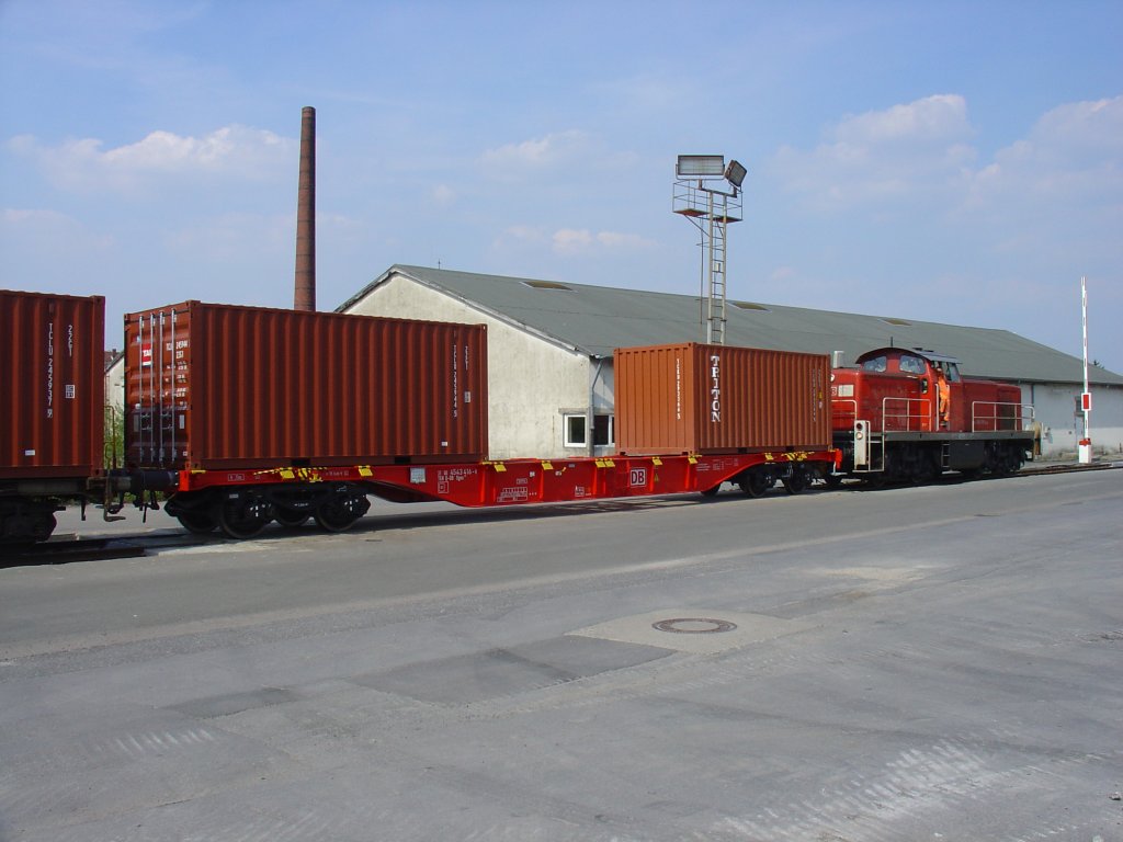 Der �bergabezug hat den Bestimmungsort - Gleisanschlu� Landwehr - erreicht. Die Wagen werden als Ganzzug von Hamburger Hafen nach Rheda-Wiedenbr�ck gefahren, dort geteilt und in 2 Etappen dem Empf�nger zugef�hrt. Die Lok ist im Bahnhof Brackwede stationiert. F�r die Zukunft sind w�chentlich mehrere Z�ge geplant.