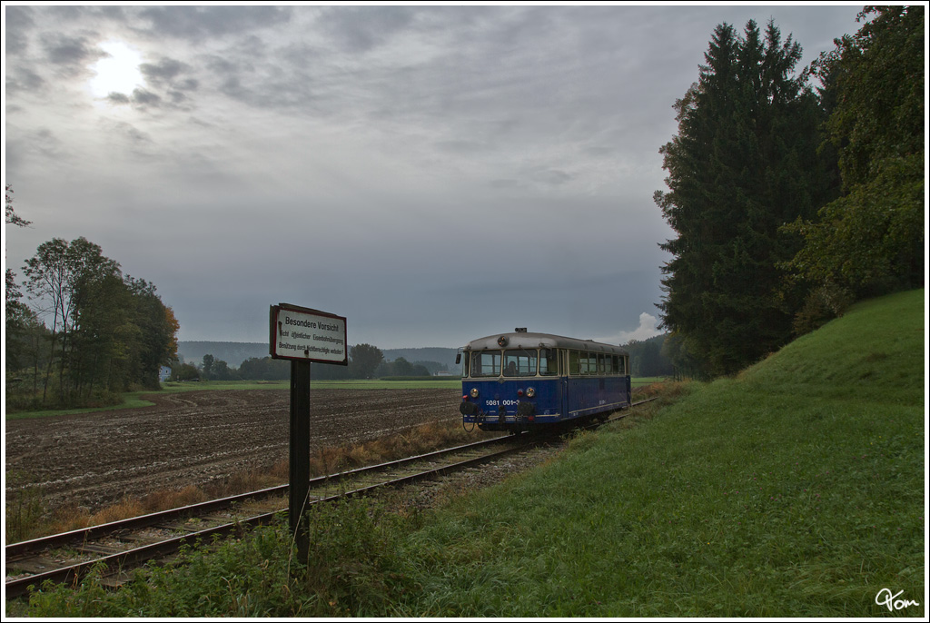 Der Uerdinger Schienenbus 5081 001 fhrt als Fotozug auf der Museumsstrecke von Ampflwang nach Timelkam und wieder retour.
Staudach 29.9.2012