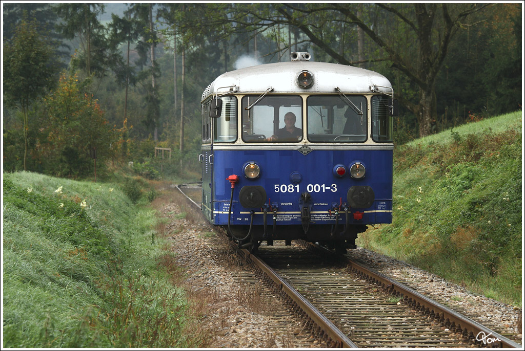 Der Uerdinger Schienenbus 5081 001 fhrt als Fotozug auf der Museumsstrecke von Ampflwang nach Timelkam und wieder retour. 
Oberau 29.9.2012