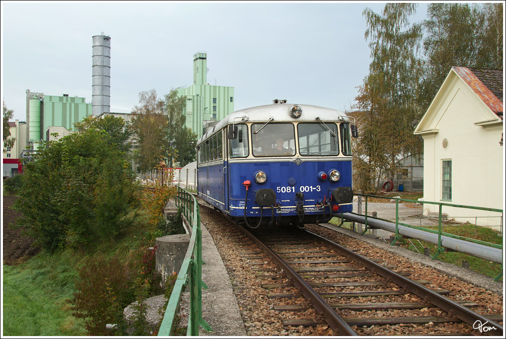 Der Uerdinger Schienenbus 5081 001 f�hrt als Fotozug auf der Museumsstrecke von Ampflwang nach Timelkam und wieder retour. 
Timelkam 29.9.2012