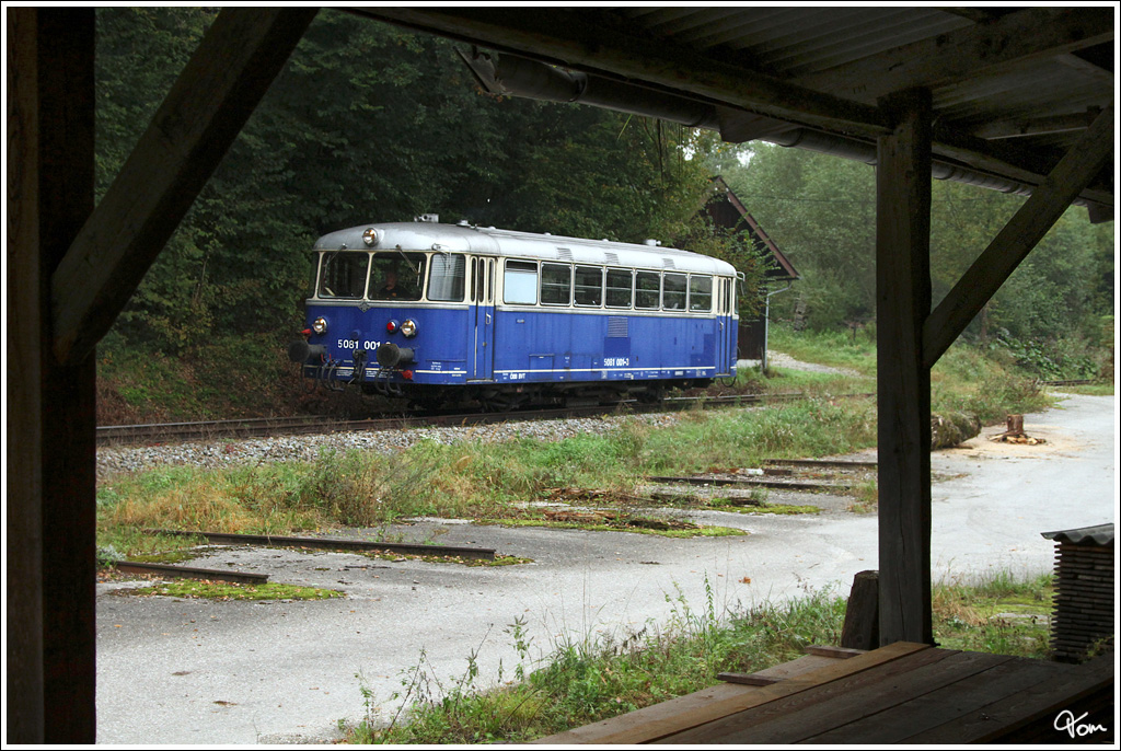 Der Uerdinger Schienenbus 5081 001 f�hrt als Fotozug auf der Museumsstrecke von Ampflwang nach Timelkam und wieder retour. 
Gsteinedt 29.9.2012