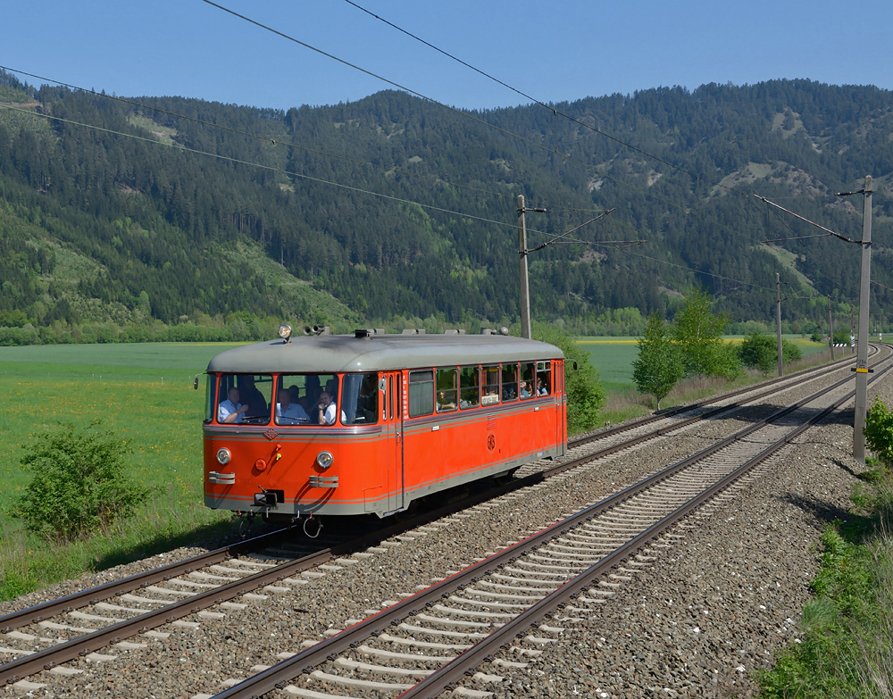 Der Uerdinger- Schienenbus VT 10.02 der GKB (Baujahr 1953) war am 09.05.2013 zu Christi Himmelfahrt als SDZ 14853 von Graz nach Knittelfeld zum  Andampfen  unterwegs. 

Ich habe den 60-Jhrigen Jubliar zwischen Preg und Fentsch-St.Lorenzen fotografiert.

