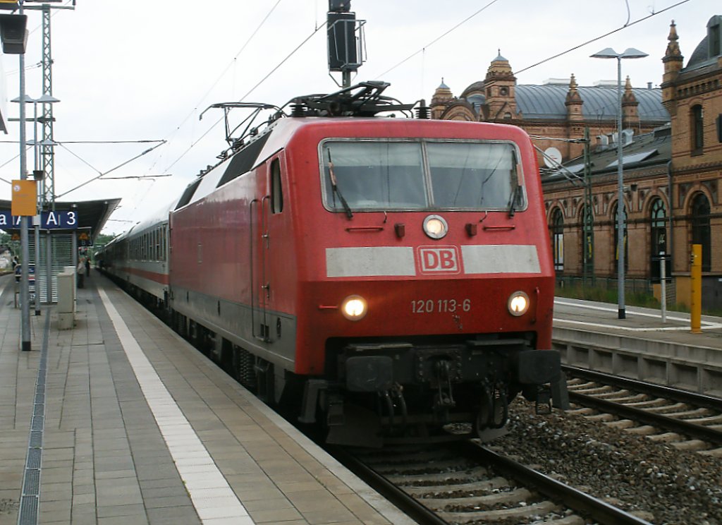 Der Uex 2405 Binz/Heringsdorf-Kln,am 28.Mai 2011,gezogen von 120 113,in Schwerin Hbf.