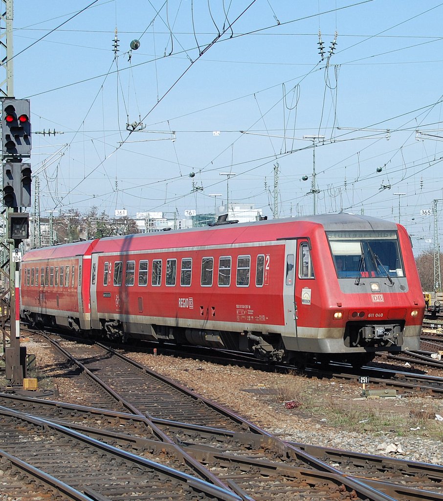 Der in Ulm beheimatete 611 040 f�hrt am 6.4.2010 mit einem Schwesterfahrzeug aus Richtung T�bingen kommend in den Stuttgarter Hbf ein. 