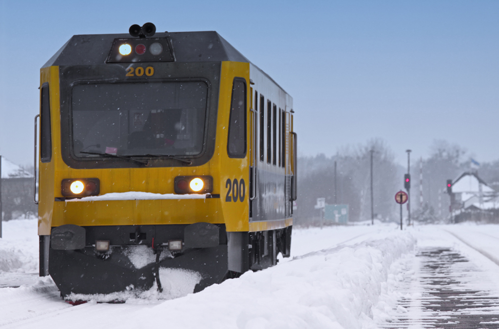 Der Ultraschallschienenprfzug SRS 200 (Sperry) auf Messfahrt zwischen Jatznick und Ueckermnde. Bei leichtem Schneefall vom Bahnsteig 2 aus in Richtung Stellwerk B 1 bzw. Jatznick aufgenommen. - 16.02.2010
