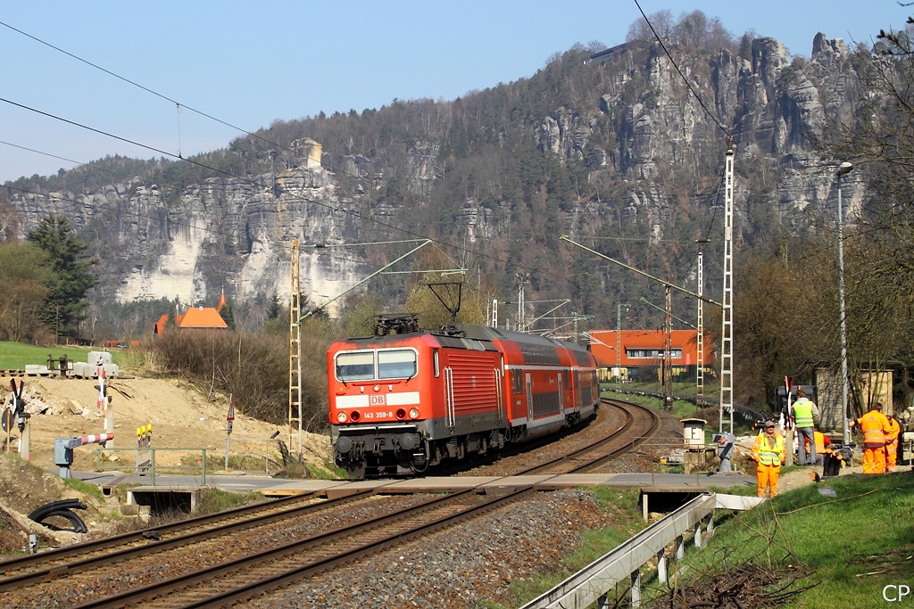 Der Umbau der Elbtalbahn auf ESTW schreitet zgig voran. Da dabei auch die Bahnbergnge modernisiert werden, wird dieser WSSB-B in Rathen wohl bald verschwinden. Auch die Zeit der BR 143 luft im Elbtal unaufhaltsam ab: Ab dem Fahrplanwechsel soll sie durch 145er (spter dann 182er) ersetzt werden. Am 8.4.2010 ist von der neuen Technik noch nicht allzu viel zu sehen, 143 359-8 passiert mit einem Zug der S-1 den B.