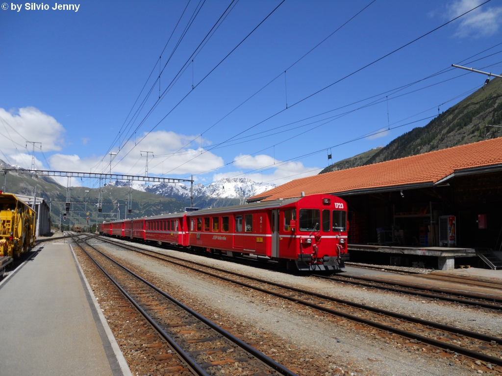 Der umgebaute BDt 1723 erreicht am 7.8.2010 Pontresina als Regio 1937.