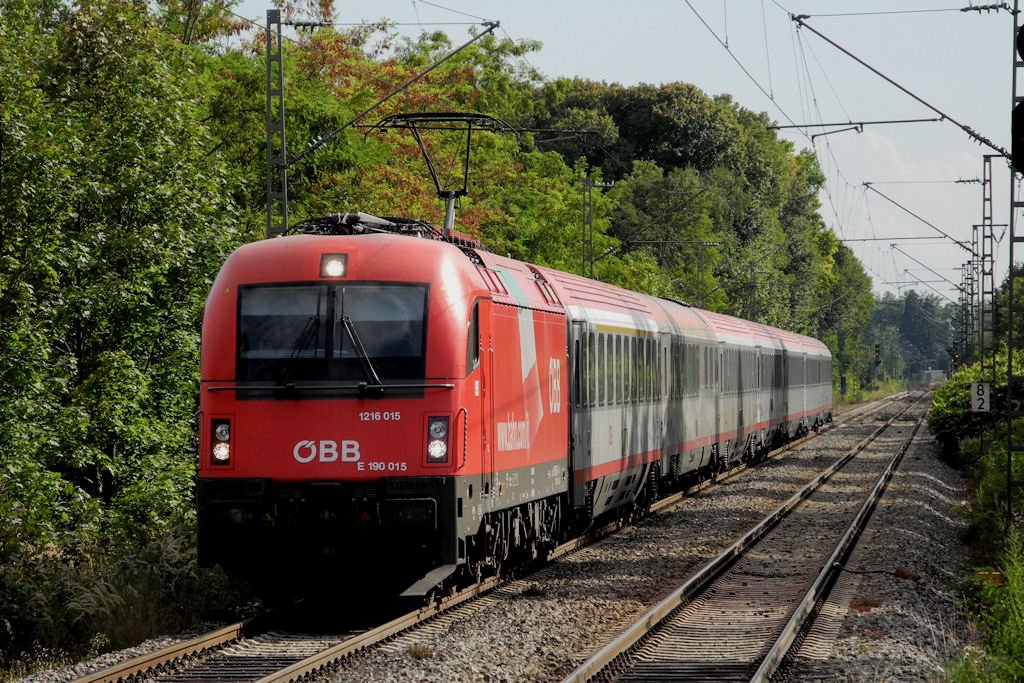 Der umgeleitete EC 80 aus Verona mit 1216 015 am 18.08.11 am Hp Mnchen-Siemenswerke