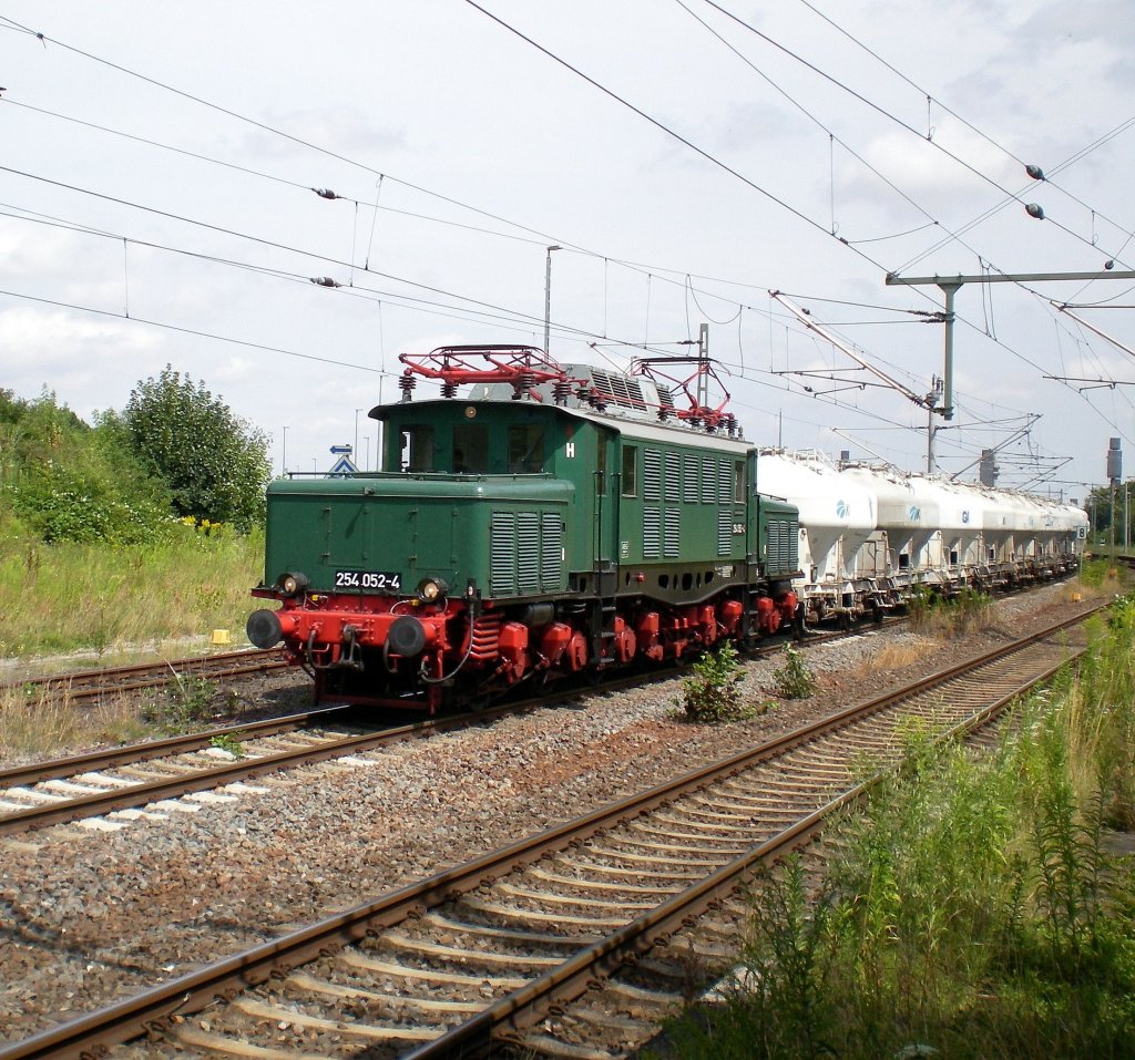 Der umgeleitete LEG Zementzug Deuna-Deutschenbora, gespannt mit dem Eisenschwein 254 052 durchfhrt am 23.07.2009 Artern Richtung Erfurt.