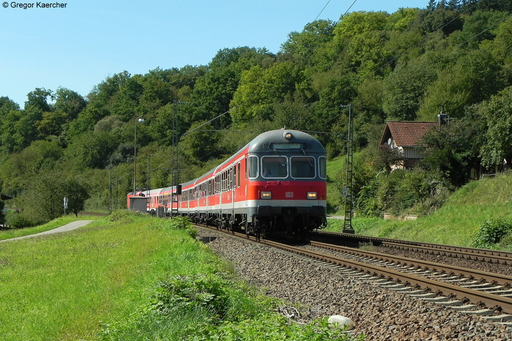 Der umgeleitete RE 4934 (Stuttgart-Wrzburg ber Neckarelz). Angefhrt wurde er von einem Steuerwagen Karlsruher Bauart und geschoben von 143 904-1. Aufgenommen am 10.09.2011 bei Neckarburken.