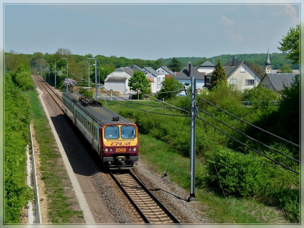 Der umgeleitete Triebzug Z 2005 durchfhrt am 24.04.2011 die Ortschaft Moutfort auf seiner Reise von Wasserbillig nach Luxemburg Stadt. (Jeanny) 