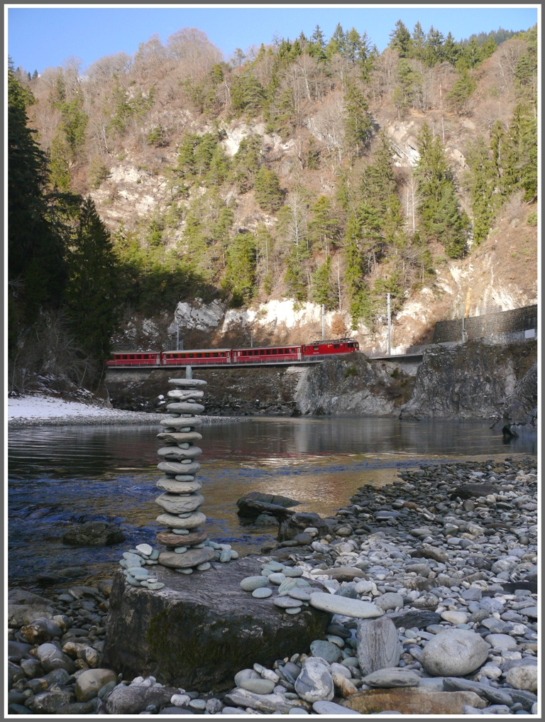 Der unbekannte Baumeister dieses Steinmandlis hat mich zu dieser Aufnahme inspiriert. RE1249 mit Ge 4/4 II 625  Kblis  fhrt Richtung Chur. Man knnte meinen es sei eine Herbstaufnahme, aber nein..(22.12.2010)
