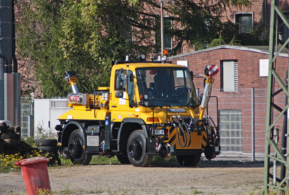 Der Unimog des DB Werks Aachen steht neben den ehem. VT Gleisen abgestellt, 9.10.10