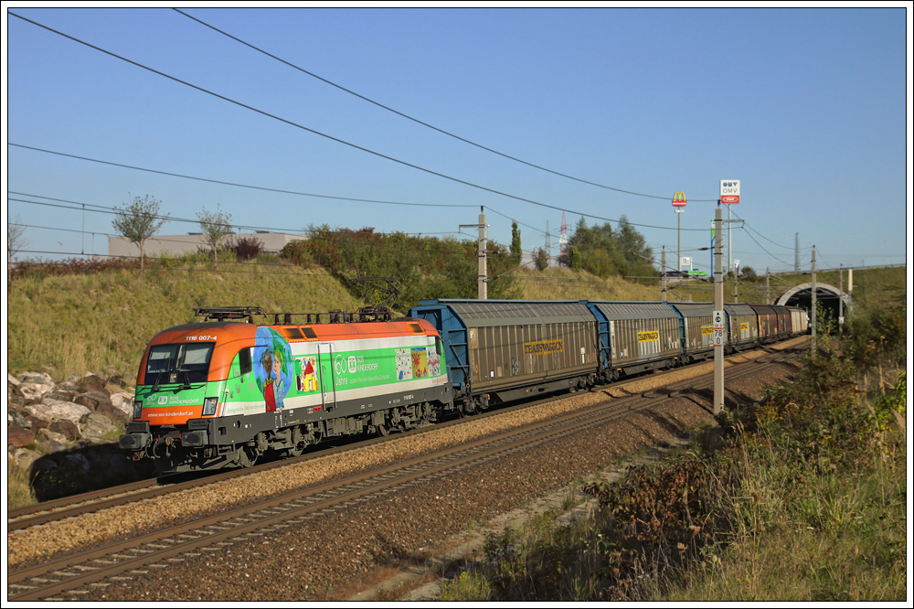 Der unter den Nachtstunden verkehrende GAG 47120 von Gy�r nach Ingolstadt Nord hatte am 21.09.2010 knappe 11 Stunden Versp�tung und wurde mit der SOS-Kinderdorf-Maschine 1116.007 im Abendlicht nahe Loosdorf an der NBS abgelichtet.
