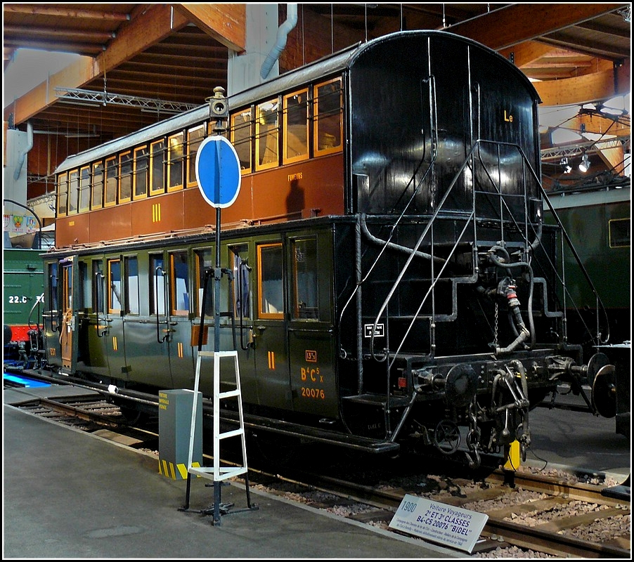 Der Ur-DoSto B4 - C5 20076 im Museum Cit du Train in Mulhouse. Er stammt aus dem Jahre 1900 und wurde wegen seiner Unbequemlichkeit  Bidel  genannt. Bidel war eine gegen Ende des 19. Jahrhunderts beliebte Tierschau und die Menschen fhlten sich in den 1,70 Meter hohen Wagenksten, wie die Tiere in ihren Kfigen. Diese Wagen waren bis 1946 in Betrieb. 19.06.2010 (Hans) 