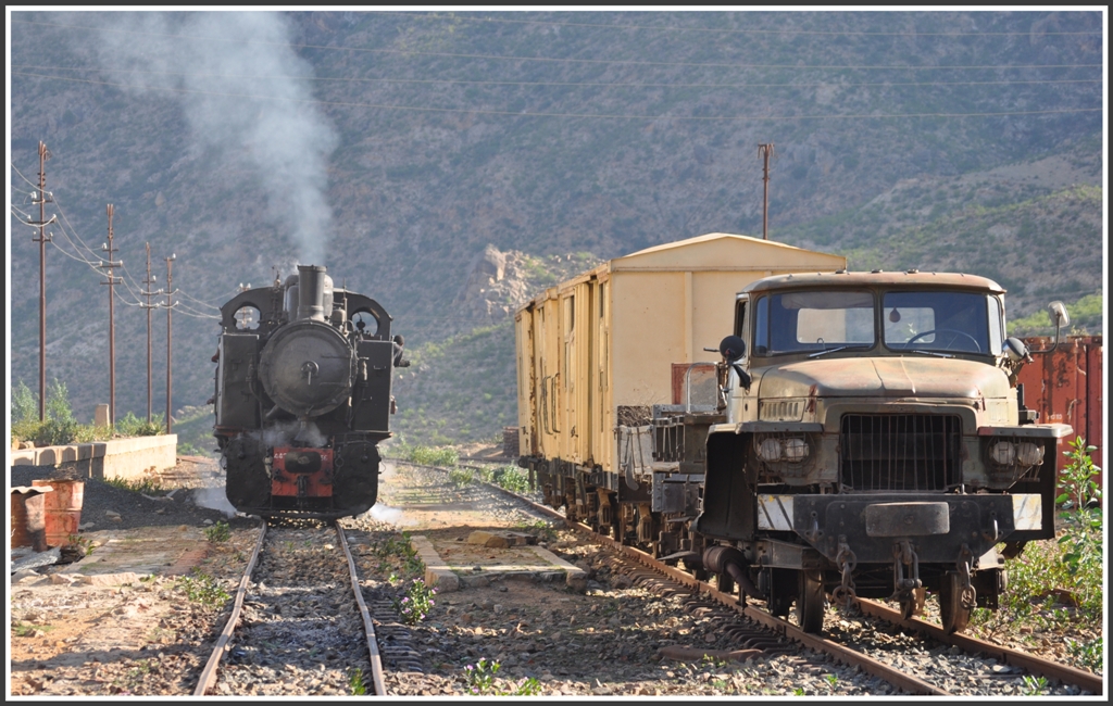 Der Ural mit den zwei Krupp-Wagen wird von 442.56 in Nefasit berholt. (01.02.2012)