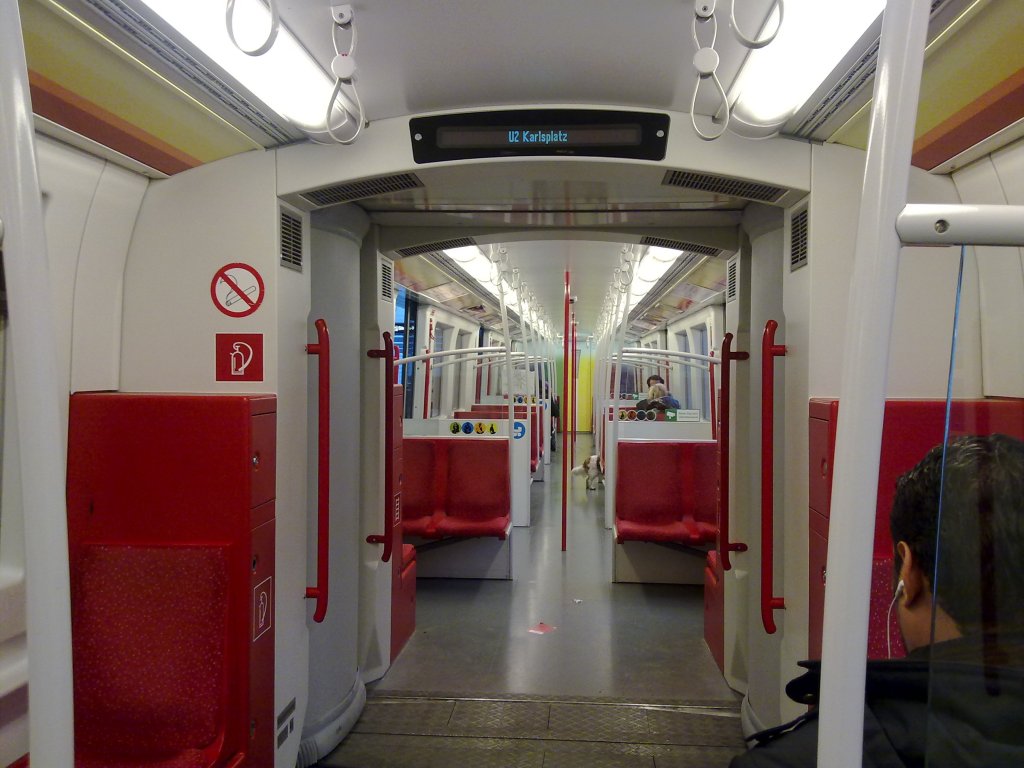 Der V Prototyp in der Station  Stadion  am 13.3.2010