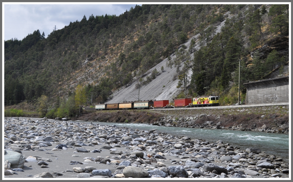 Der Valserwasserzug aus Ilanz mit der Ge 4/4 II 611  Landquart  bei Trin. Dank an den Lokfhrer fr das zweimalige Pfeifkonzert, habe dich leider nicht erkannt auf die Distanz. (14.04.2011)