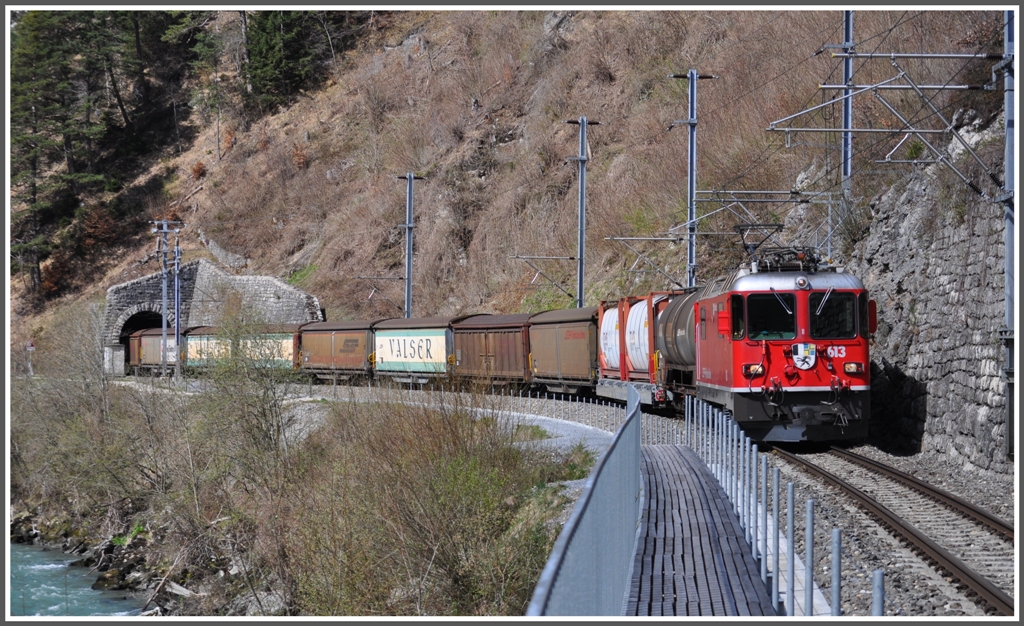 Der Valserwasserzug mit Ge 4/4 II 613  Domat/Ems  verlsst den Dabitunnel bei Trin. (12.04.2012)