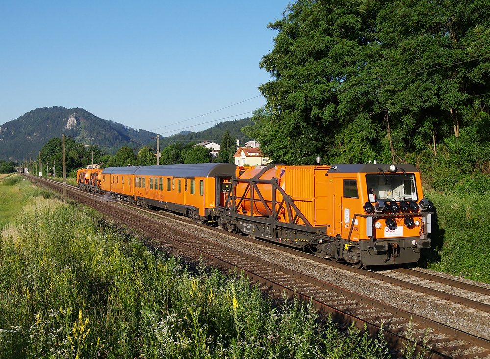 Der Vegetationskontrollzug TERSUS der BB, im Volksmund auch  Unkrautvernichter  gennant war am Morgen des 29.06.2011 von Graz nach Burck an der Mur und wieder retour unterwegs. Dieses Bahndienstfahrzeug enstand aus zwei von der Deutschen Bahn gekauften ehemaligen CargoSprintern, und wurde auf einer leider schon historischen Stelle zwischen Stbing und Peggau-Deutschfeistritz aufgenommen.