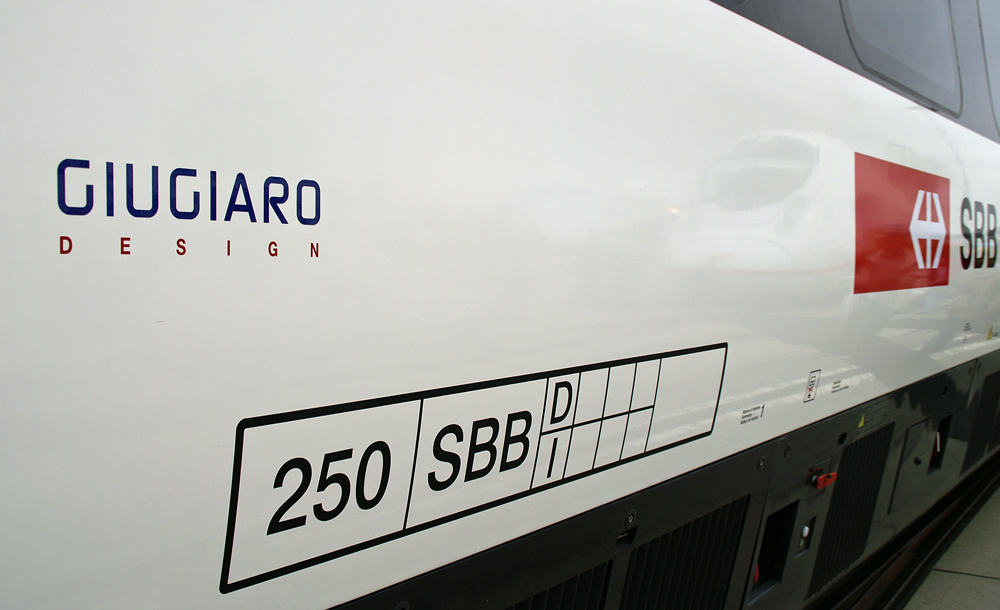 Der Velaro D spiegelt sich im  Design  Pendolino.
Berlin, 25.09.2010