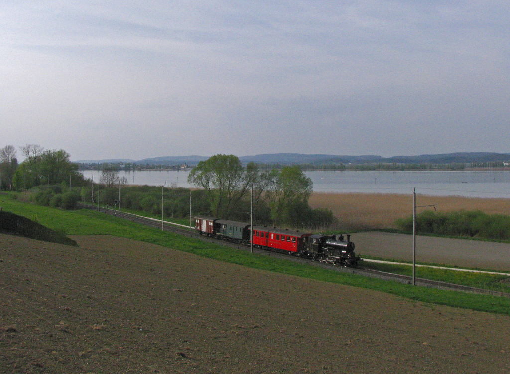 Der Verein historische Mittel-Thurgau-Bahn fhrte am Wochenende vom 25.April ffentliche Dampffahrten zwischen Stein am Rhein und Ramsen durch. Die dabei verwendete Komposition mit der Ec 3/5 3 konnte hier bei der berfuhr zurck nach Romanshorn bei Triboltingen abgelichtet werden.
