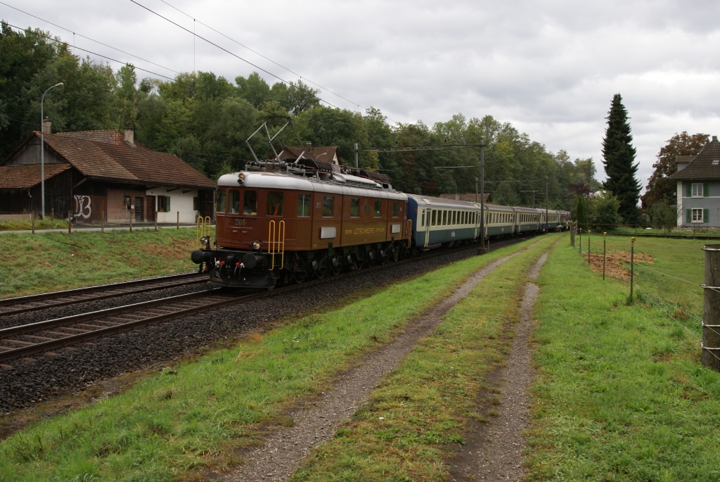 Der Verein Pacific 01 202 bot am 25.9.10 eine Sonderfahrt nach Pontarlier an. Aber schon als ich in Lyss sah, dass die Lok falsch herum stand, ahnte ich schlimmes, und tatschlich erschien der Sonderzug aus Lyss mit der Ae 6/8 205 an der Spitze, ...