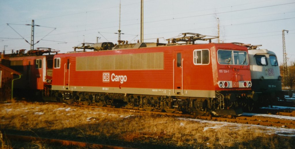 Der verkehrsrote Lack an 155 124-1 schien im Februar 2002 kaum getrocknet als sie mit einer Schwestermaschine und 110 191-4 im ehemaligen Bw Crailsheim auf ihre nchste Aufgabe wartet (digitalisiertes Dia).
