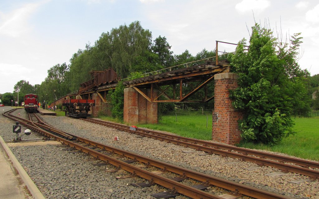 Der Verladebereich der Feldbahnschauanlage im Bf Glossen, wo die Gterverladung von Feldbahn- auf Schmalspurgleis dargestellt wird; 09.06.2011