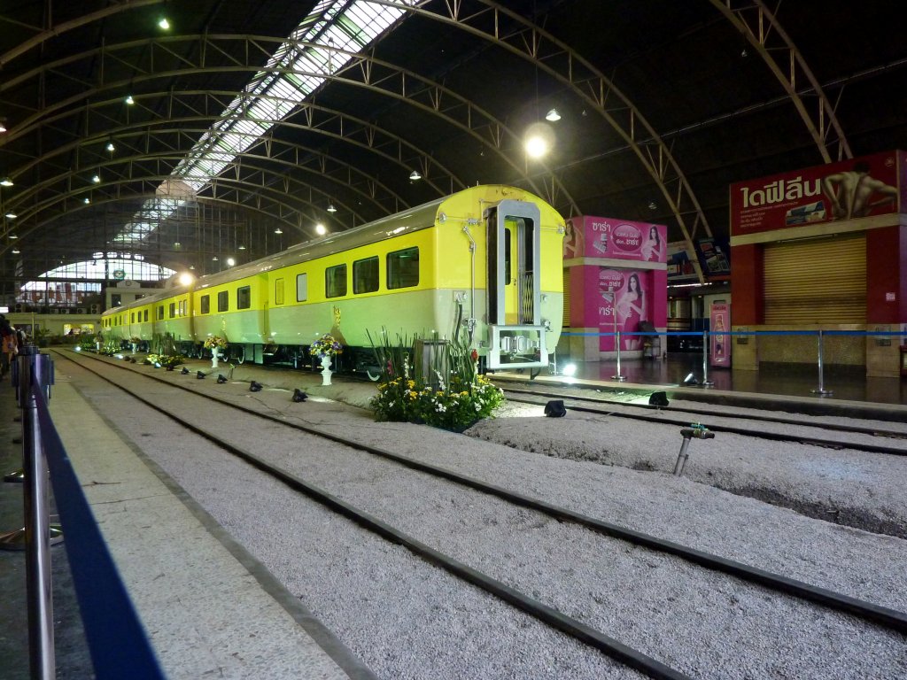 Der vermutlich sauberste Zug der Welt, der Zug von Knig Bhumibol stand vor seinem Geburtstag mehrere Tage lang im Bahnhof Hualamphong ausgestellt, von Scheinwerfern beleuchtet und mit Blumen geschmckt. Aufgenommen am 03.12.2012.