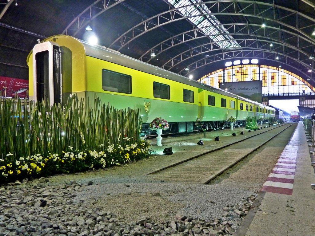 Der vermutlich sauberste Zug der Welt, der Zug von Knig Bhumibol stand vor seinem Geburtstag mehrere Tage lang im Bahnhof Hualamphong ausgestellt, von Scheinwerfern beleuchtet und mit Blumen geschmckt. Aufgenommen am 03.12.2012.
