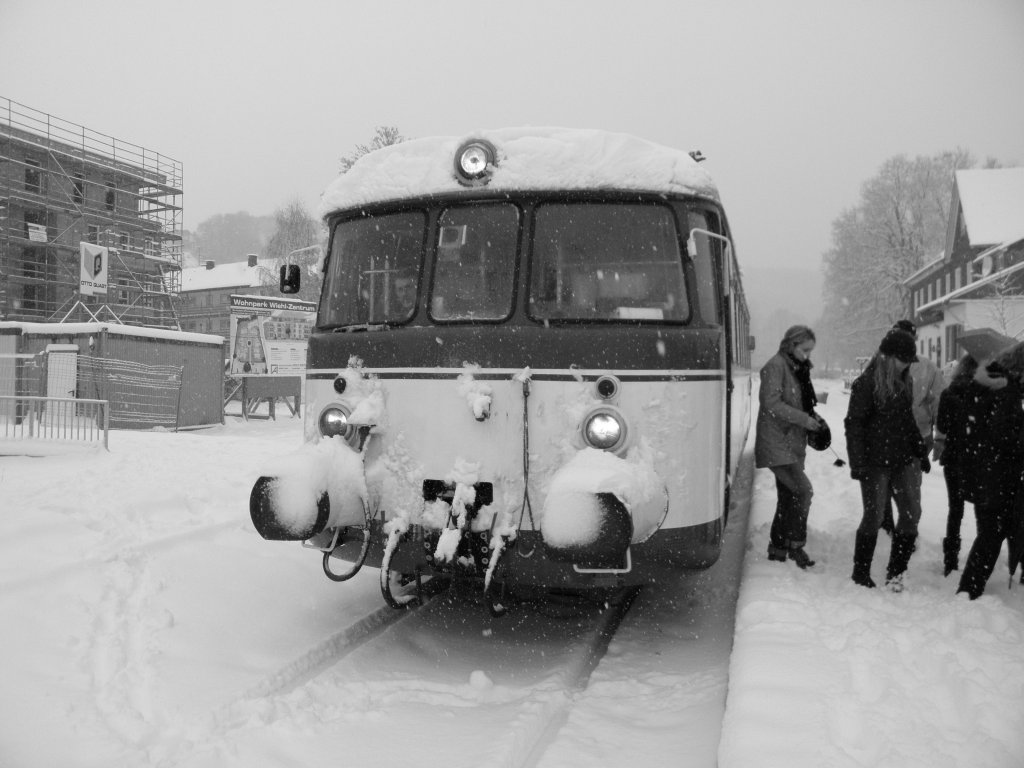 Der Verschneite MAN VT1 von der Wiehltalbahn in Wiehl im Dezember 2010
