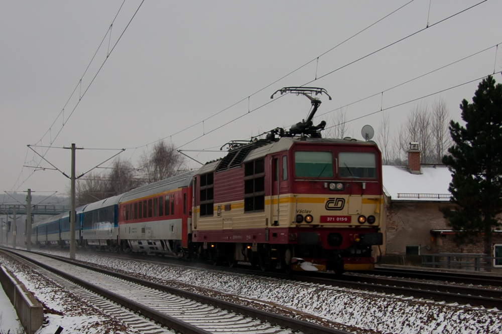 Der versptete EC nach Stralsund, gefhrt von 371 015, eilt durch Heidenau-Sd nach Dresden Hbf. 17.01.2013