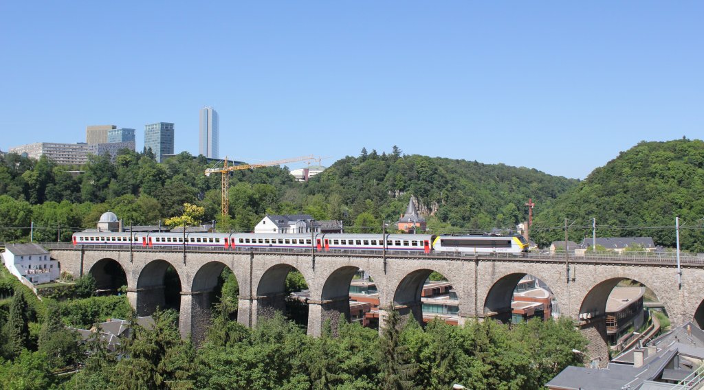 Der versp�tete Interregio 117 Liers-Luxemburg wartet am 25.Mai 2011 auf dem Clausener Viadukt die Einfahrt der Regionalbahn aus Wasserbillig in den Luxemburger Hauptbahnhof ab.

Das Bild entstand von den erhaltenen Mauerresten des Jakobsturms(http://www.ssmn.public.lu/pictures/fr/feodal/forteresse/tour_jacob/tour_jacob.jpg) aus, welcher f�r Touristen zug�nglich ist.