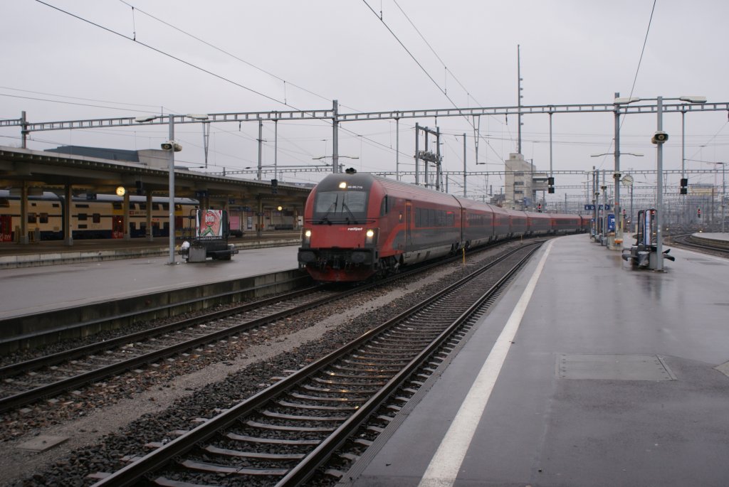 Der versptete RJ 160 fhrt am 1.1.10 in Zrich HB ein.