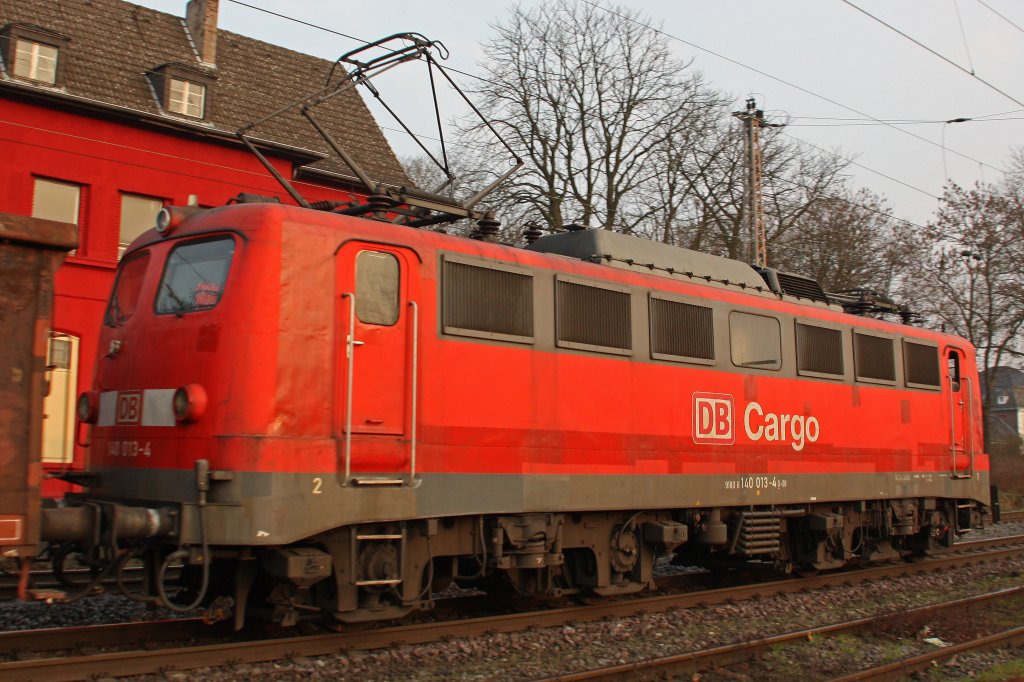 Der Versuch eines Mitziehers auf die andere Seite der 140 013-4.Aufgenommen am 1.3.11 in Ratingen-Lintorf.
