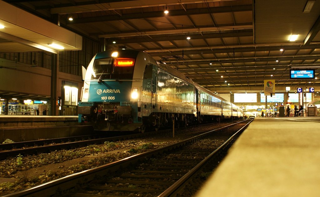 Der Versuch einer Nachtbild-Aufnahme: 183 005 mit Alex Richtung Hof vor der Abfahrt in M�nchen am 11. November 2009.
