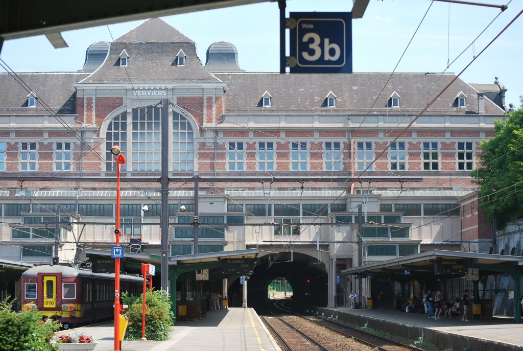 Der Vervierser Hauptbahnhof (Verviers-Central) und der Chic-Chac-Tunnel (in Richtung Deutschland). Auf Gleis 4 wartet ein L-Zug auf Abfahrt nach Welkenraedt, 27. Juni 2010.