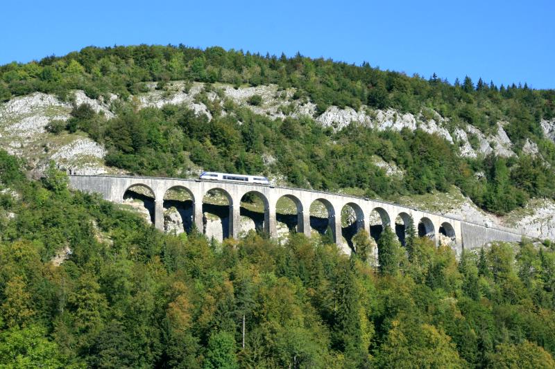 Der Viaduc des Crottes bei Morez mit einem X73500 auf der Fahrt von Dole nach St. Claude; 10.09.2011