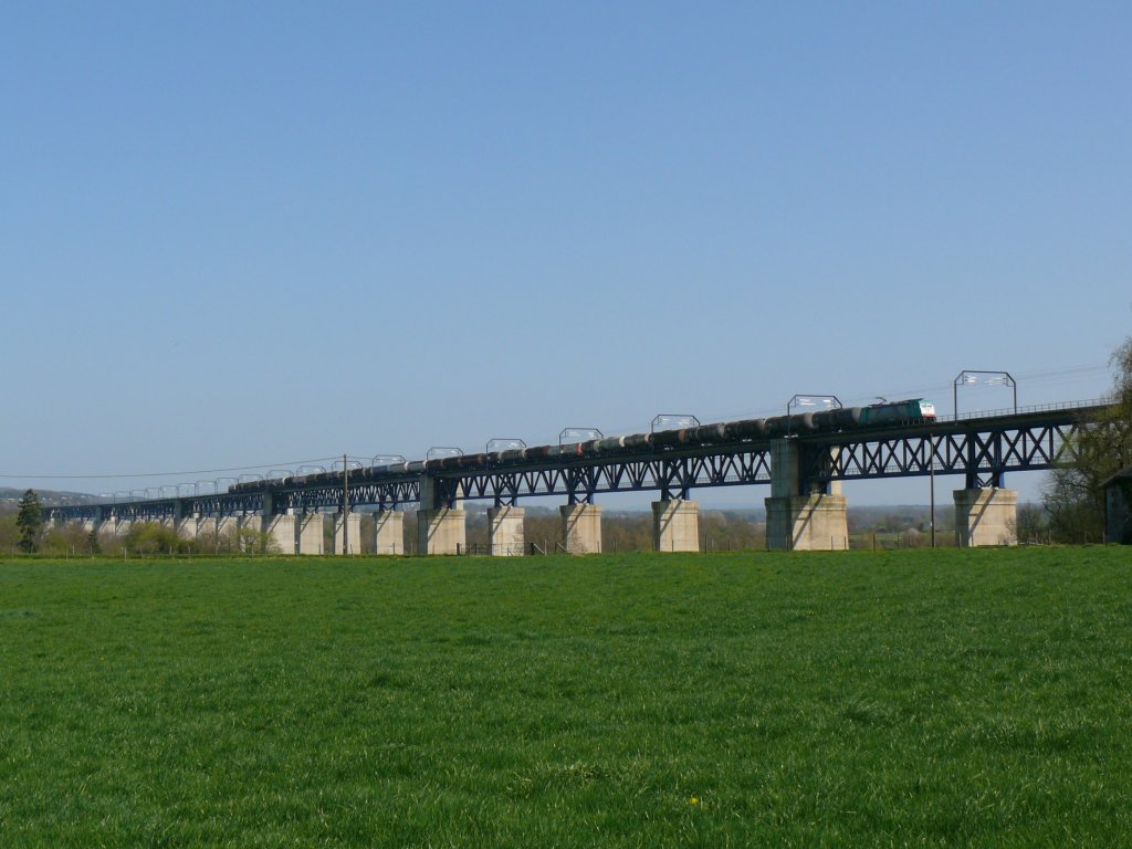 Der Viadukt von Moresnet, auch Ghltalviadukt genannt, in seiner ganzen Lnge (1107 Meter), whrend Cobra-Lok 2837 mit einem Kesselwagenzug langsam auf den Bhf von Montzen zufhrt. Aufgenommen am 18/04/2010. 