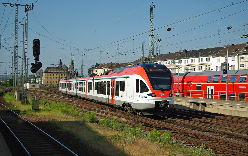 Der Vias Flirt 411 bei der Einfahrt in den Hauptbahnhof Koblenz. Aufgenommen am 21.05.2011.