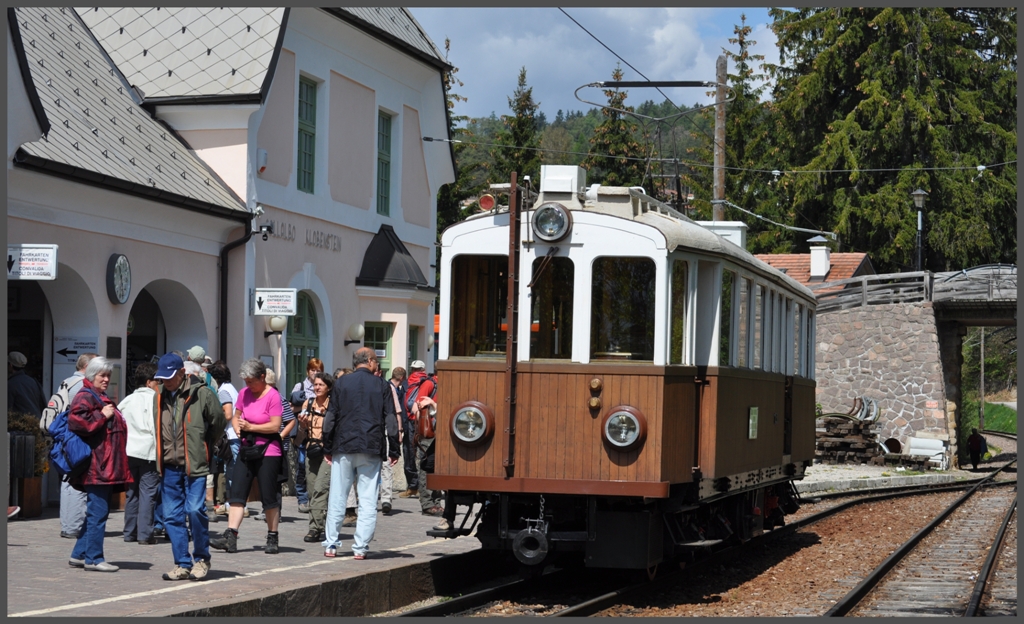 Der vierachsige Alioth Triebwagen hat eine ganze Menge Ausflgler nach Klobenstein gebracht. (08.05.2012)