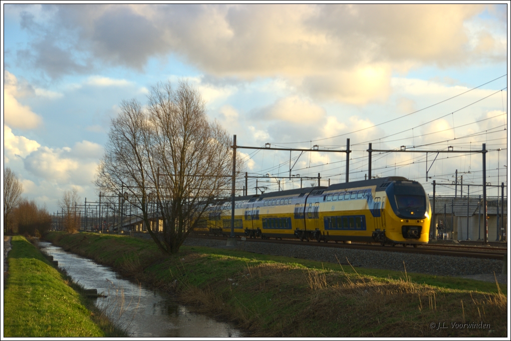 Der VIRM-Triebzug 9575 fuhr als IC2248 (Dordrecht-Amsterdam) am zweiten Tag des Jahres 2012 beim Rangierbahnhof Kijfhoek in Richtung Rotterdam.