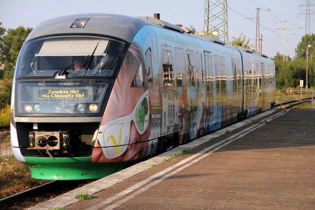 Der Vogtlandexpress  mit Beschriftung „Kommt mit – wir zeigen euch unser Vogtland!“ hier mit  VT 06A am 18. August 2011 bei der Einfahrt in den Bahnhof Berlin Schnefeld Flughafen