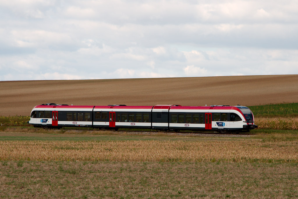 Der vollbesetzte GTW der GKB auf seiner Prsentationsfahrt kurz vor Simonsfeld-Naglern. (16.09.2012)