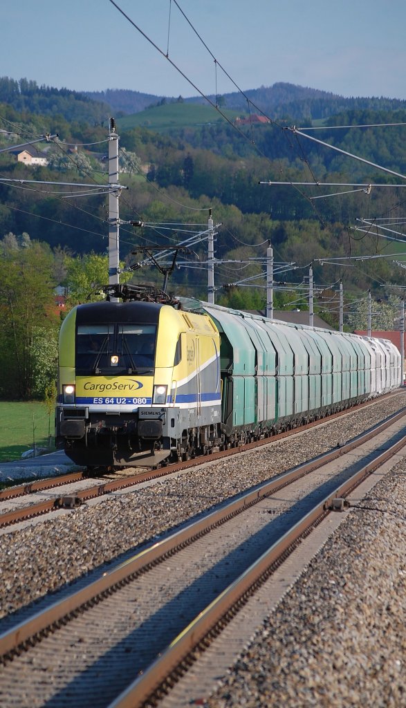 Der volle Kalkzug 61036 mit der ES 64 U2-080 rollt am 23.04.2011 auf die
Haltestelle Nussbach zu.
