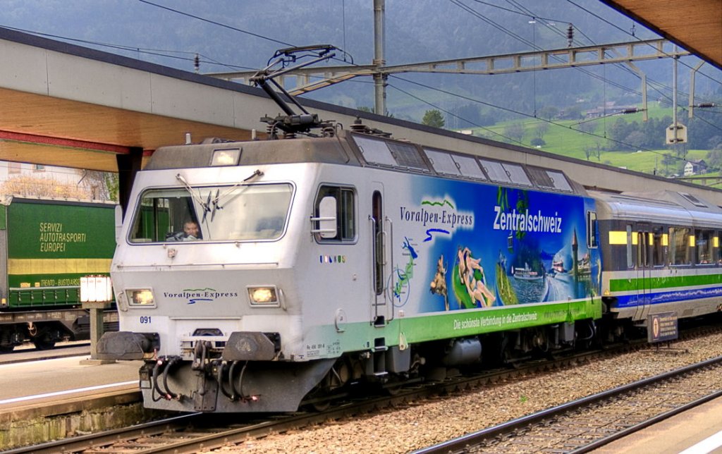 Der Voralpen Express mit der Re 456 091-8 wartet im Bahnhof Arth-Goldau auf das Signal zur weiterfahrt nach Schwyz