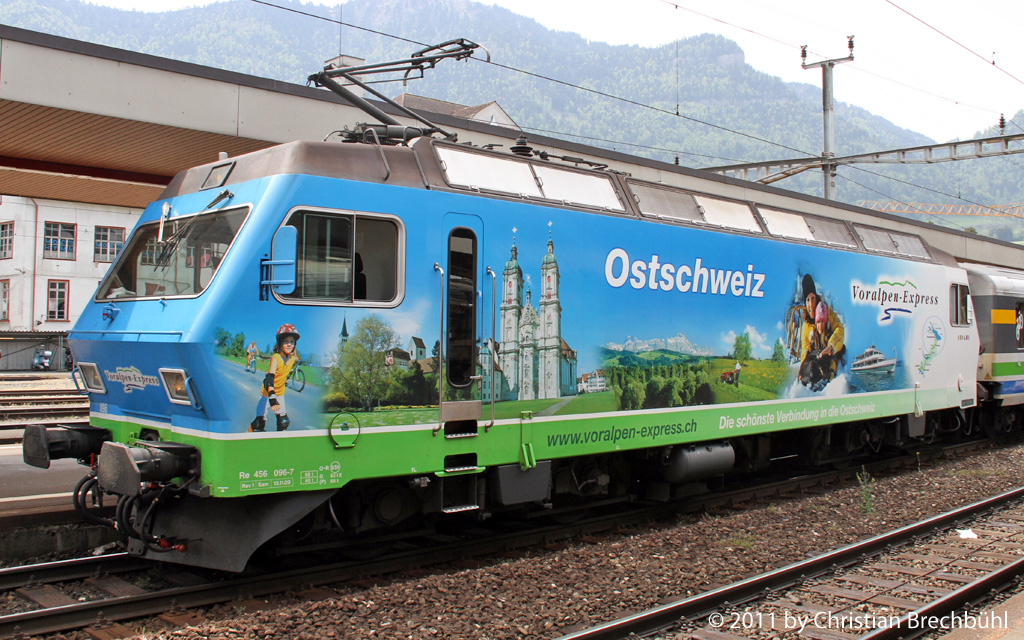 Der Voralpen Express Re 456 096-7 wartet in Arth Goldau am 7. Mai 2011 auf die Anschlusszge.