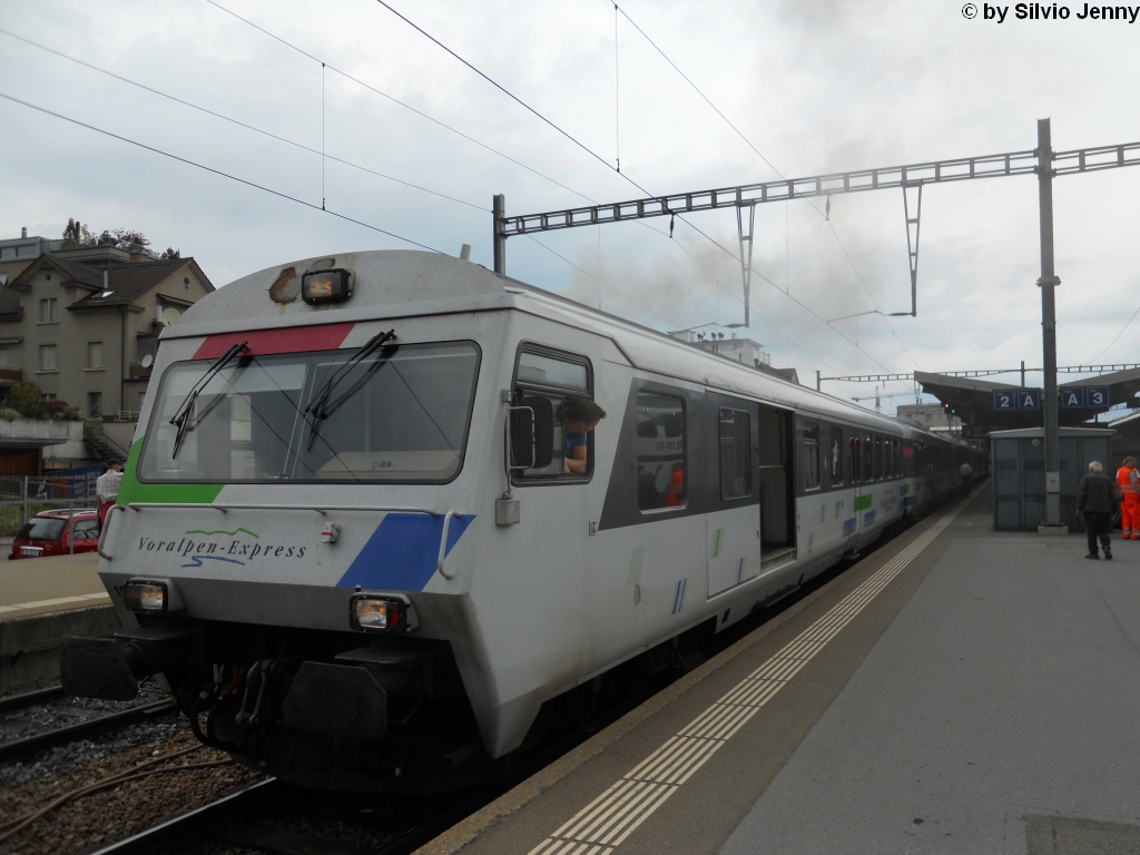 Der Voralpen-Express unter Dampf, knnte man meinen, als es ber dem BDt 50 48 80-35 196-1 herqualmte, Grund dafr war die A3/5 die wieder mal auf Ausfahrt war. 