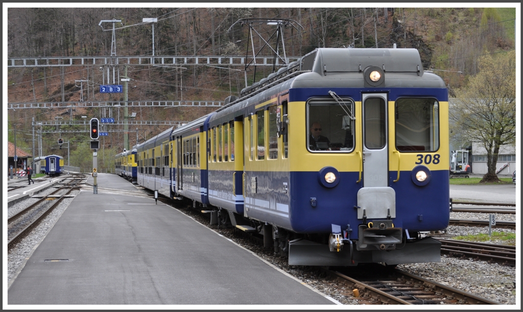 Der vordere Zugsteil mit dem ABeh 4/4 I 308 verkehrt nach Lauterbrunnen. (25.04.2012)